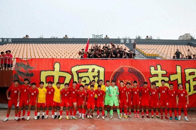 球迷热情支持国内球员参加国际赛事