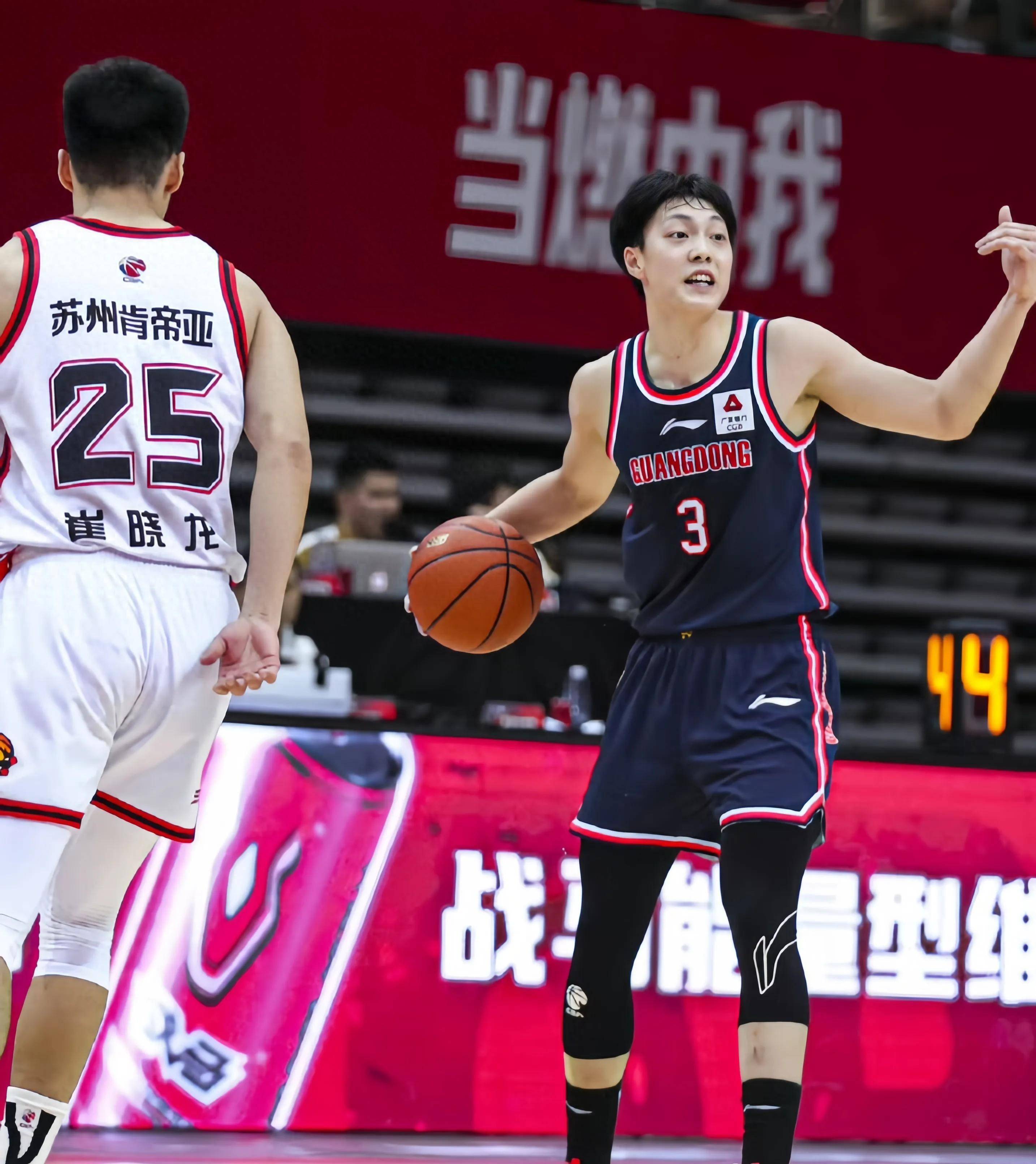 球队实力对决，CBA联赛再现精彩一幕