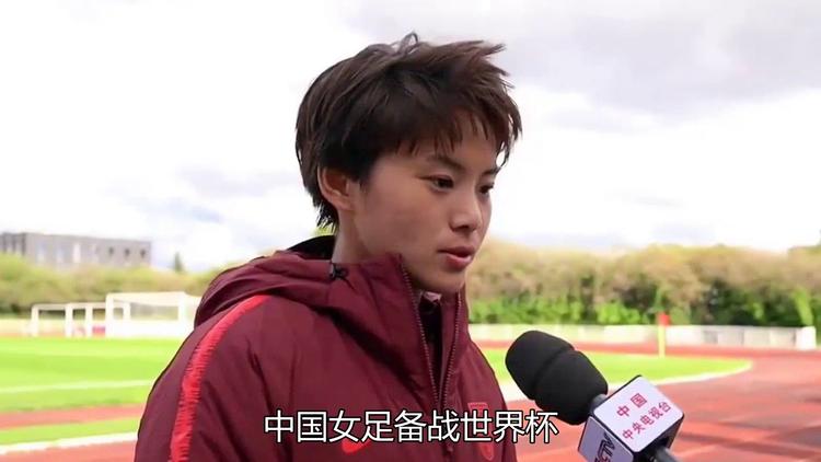 包含全球女足联赛开启预赛，球队斗志昂扬的词条