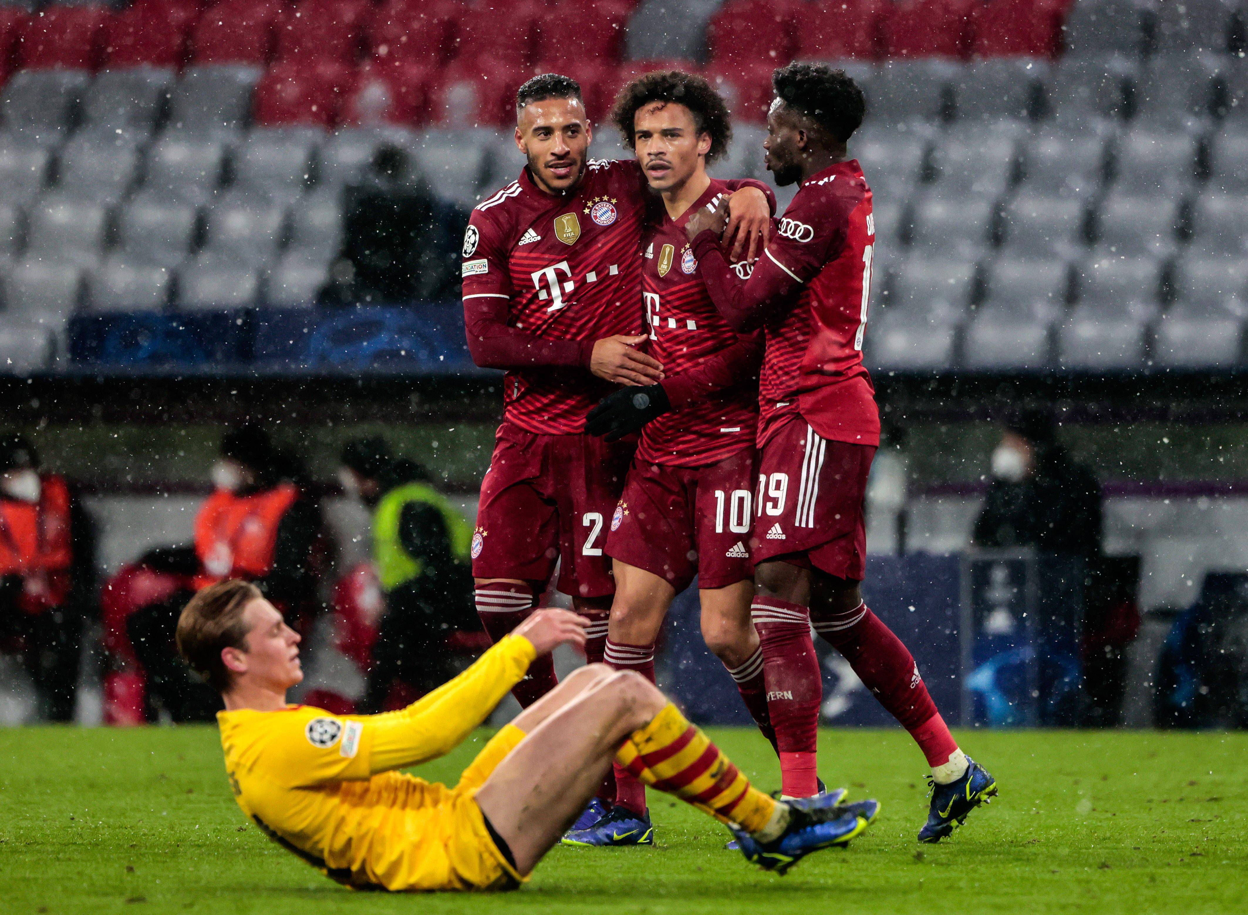 足球比赛场上球队交战激烈，无逃避弱势