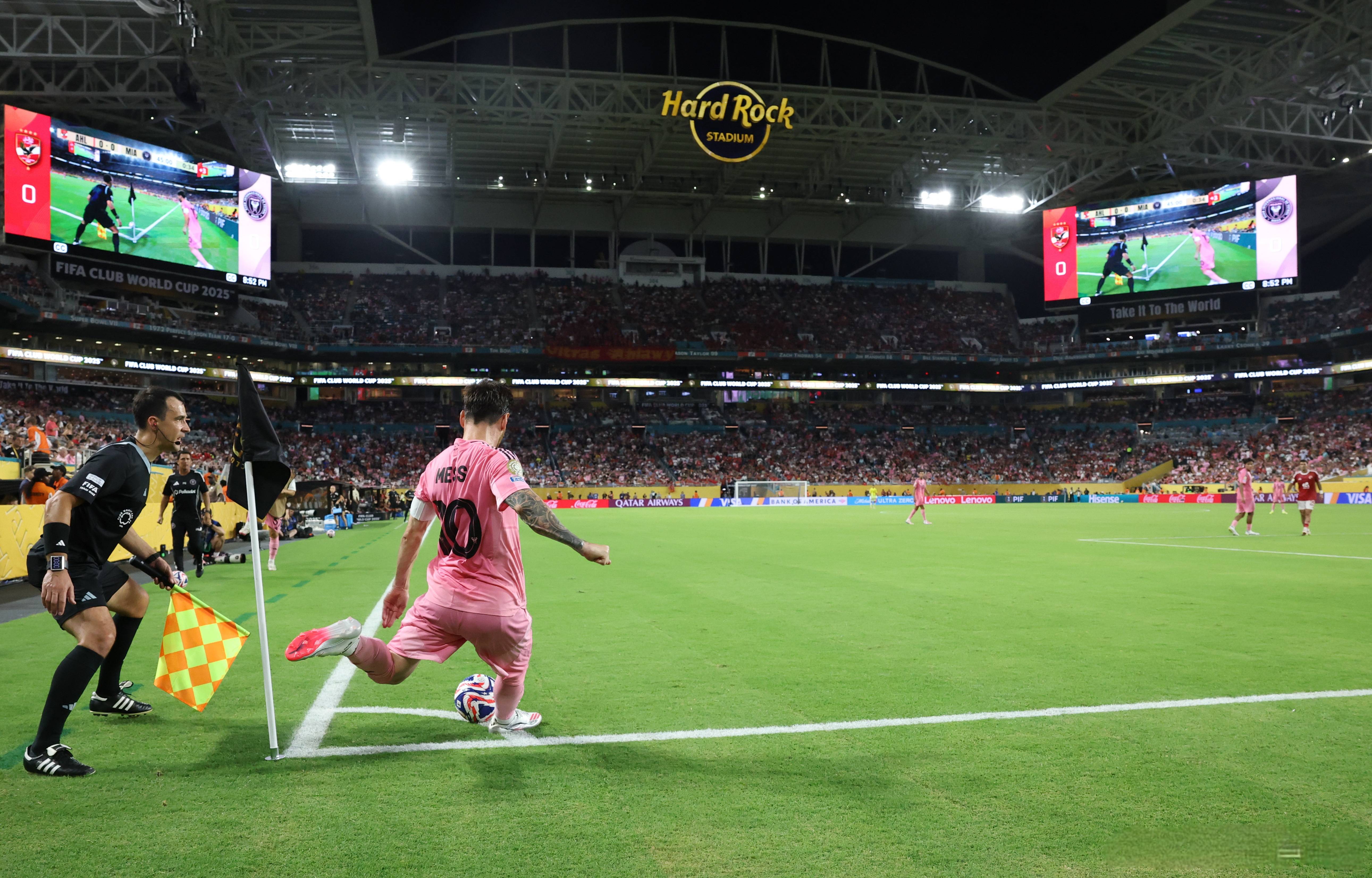 富力球员连续攻破对手球门，展现出色射术