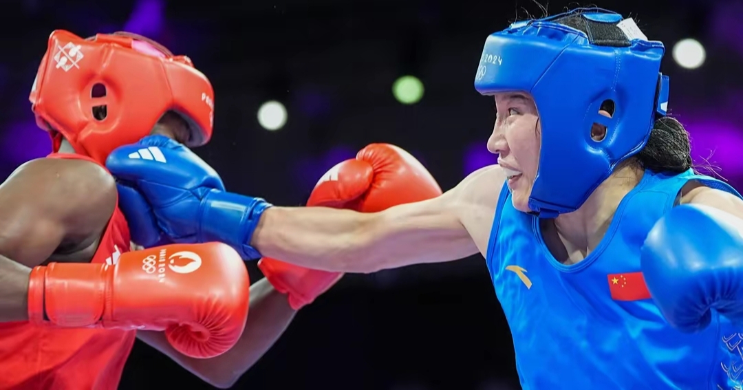 神勇表现：拳击选手拼尽全力