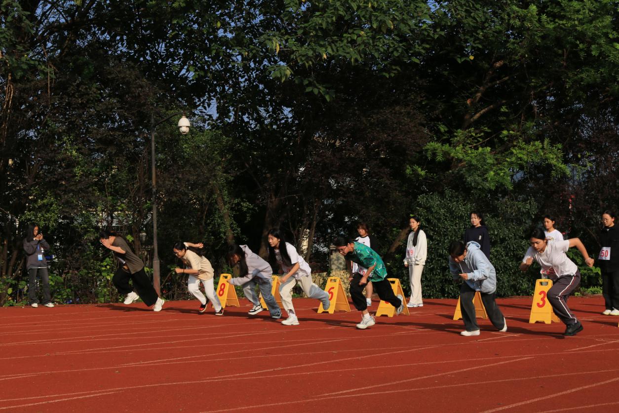 运动场上一幕幕激烈角逐，吸引广大观众目光