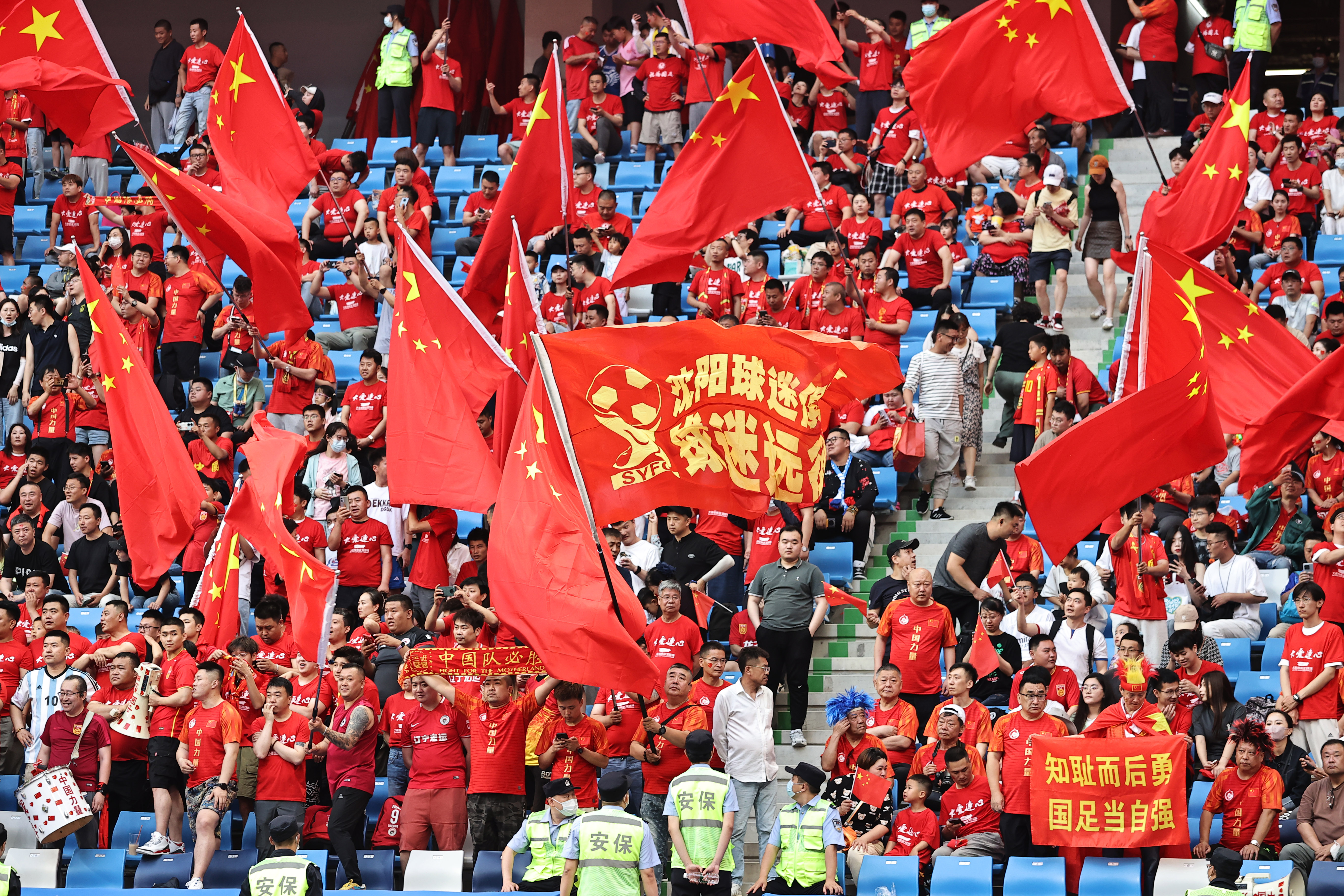 球迷热情助威，现场气氛燃烧到高潮的简单介绍