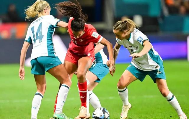 加拿大女足队员集体发挥,取得胜利晋级 加拿大女足队员集体发挥,取得胜利晋级