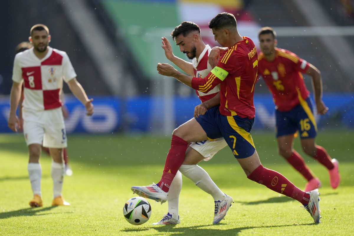 顶尖足球对手在场上激烈角逐 顶尖足球对手在场上激烈角逐